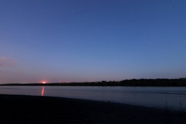 Güzel bir gece gökyüzü takımyıldızları Scorpius, yay, kalkan, Aguila, Sagitta, yılan, Terazi, Yılancı. Tuna Nehri üzerinde ay yansıması. Yıldız Antares, Altair, gezegen Satürn. Balıkçılık çubuklar