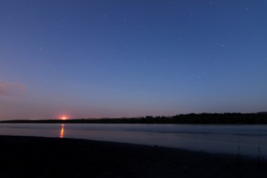 Güzel bir gece gökyüzü takımyıldızları Scorpius, yay, kalkan, Aguila, Sagitta, yılan, Terazi, Yılancı. Tuna Nehri üzerinde ay yansıması. Yıldız Antares, Altair, gezegen Satürn. Balıkçılık çubuklar
