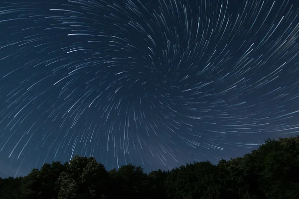 美しい夜空の美しい星渦視線ゲーム、星は夜空の深い森を再生 — ストック写真