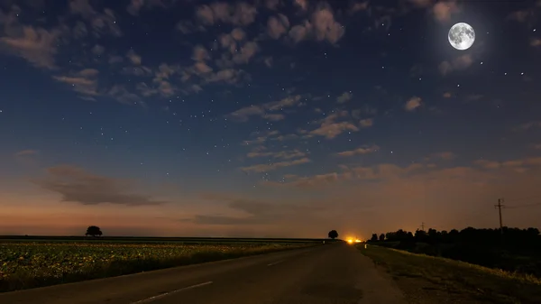 Mooie nachtelijke hemel, volle maan, Beautiful wolken op nacht achtergrond — Stockfoto
