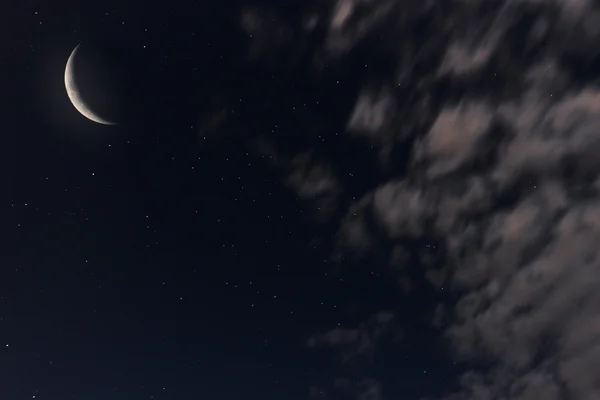 Bellissimo cielo notturno, luna, bellissime nuvole sullo sfondo notturno . — Foto Stock