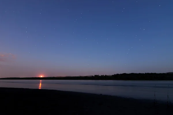 Lindas constelações do céu noturno Scorpius, Sagitário, Scutum, Aguila, Sagitta, Serpens, Libra, Ophiuchus. Reflexão lunar no rio Danúbio. Estrelas Antares, Altair, planeta Saturno. Barras de pesca — Fotografia de Stock