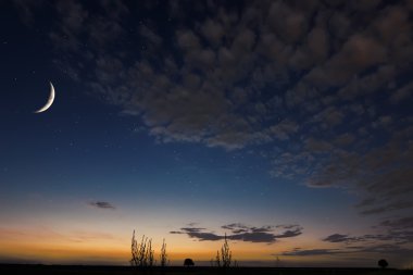 Güzel bir gece gökyüzü, ay, Beautiful bulutlar gece arka plan üzerinde. Azalan Crescent moon