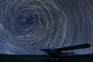 Güzel bir gece gökyüzü, küçük Havaalanı yalnız uçak üzerinde sarmal Star yenik durumda. Girdap Star rotaları.