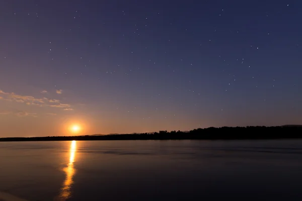 Vacker natt himlen konstellationer Skorpionen, skytten, Scutum, Aguila, Sagitta, Serpens, Libra, Ormbäraren. Månens reflektion på floden Donau. Stjärnor i Antares, Altair, planeten Saturnus. Fiskespön — Stockfoto