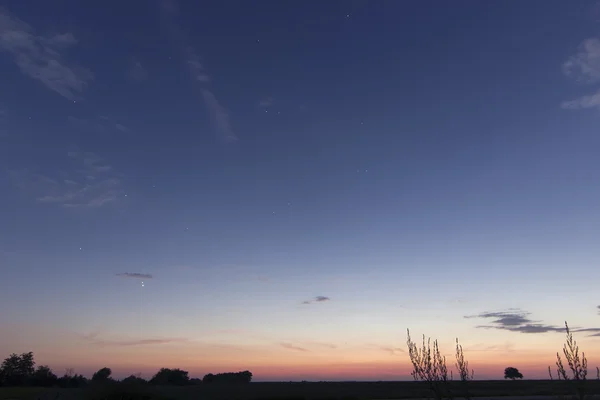 Schöner Morgenhimmel, Jupiter und Venus Konjunktion mit den Sternbildern leo, lynx, ursa major, leo minor, Krebs, sextans, virgo — Stockfoto