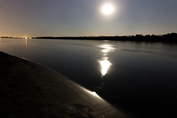 Céu noturno bonito, luz da cidade, luz da lua com reflexão, constelações, Scutum, Aguila, Sagitta, Delphinus, Serpens, Pegasus, Cygnus, Lacerta, Cassiopeia. Altair, Deneb sobre o rio Danúbio — Fotografia de Stock