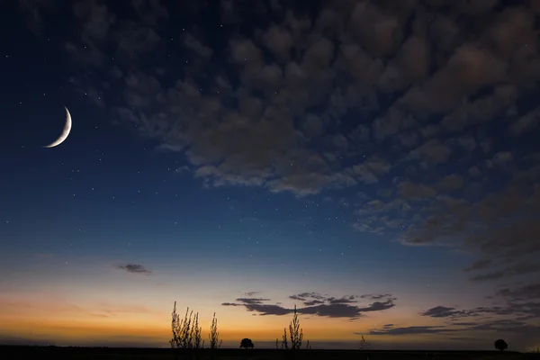 Bellissimo cielo notturno, luna, bellissime nuvole sullo sfondo notturno. Luna Mezzaluna Calante — Foto Stock