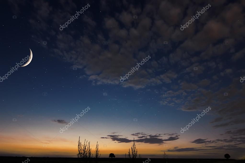 美しい夜空 月 夜背景に美しい雲 下弦の三日月を月します ストック写真 C Allexxandar