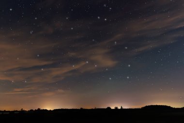 Güzel bir gece gökyüzü, bulutlar ve takımyıldızları, Herkül, Draco, büyük ayı, küçük ayı, büyük ayı, Botes
