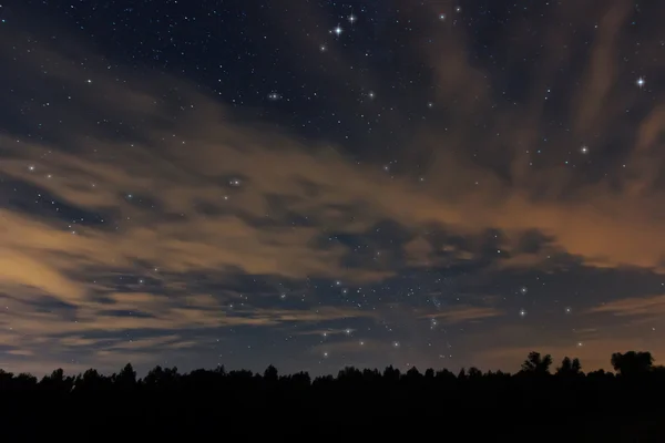 Hermoso cielo nocturno, con nubes y constelaciones, Acuario, Águila, Scutum, Ophiuchus, Serpens, Sagitario, Capricornio — Foto de Stock