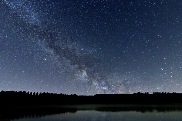 Vía Láctea galaxia hermoso cielo nocturno, reflexión sobre el agua — Foto de Stock