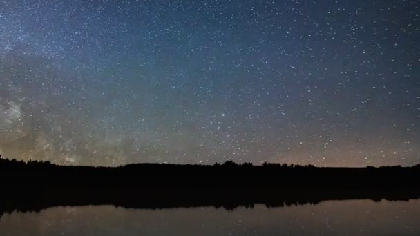 Milchstraße Zeitraffer schönen Nachthimmel Reflexion auf See — Stockvideo