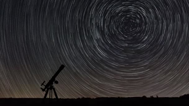 4k gwiazda trasy teleskop astronomia wspaniałe kosmos Polaris North Star w centrum jako Ziemia obraca się na osi. Piękne szlaki Star poklatkowy wspaniałe kosmos. Pięknej nocy niebo — Wideo stockowe