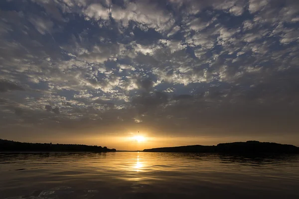 Resa till solnedgången. Vacker solnedgång vid floden fantastiska färger — Stockfoto