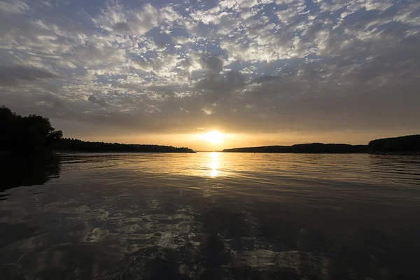 Resa till solnedgången. Vacker solnedgång vid floden fantastiska färger — Stockfoto