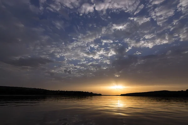 Viaggio al tramonto. Bel tramonto al fiume colori sorprendenti — Foto Stock