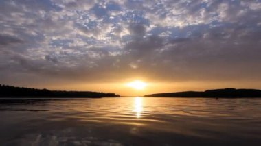 Günbatımı için seyahat. Güzel günbatımında Nehri şaşırtıcı renkler, cennet ile parlayan ışık demeti