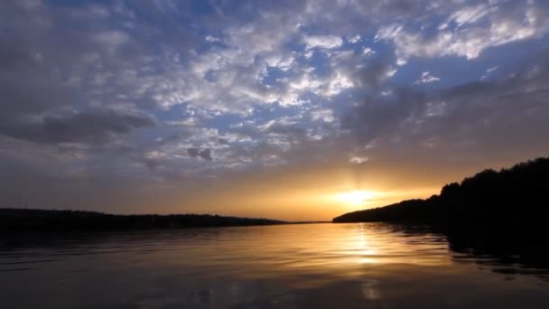 Perjalanan ke Sunset. Matahari terbenam yang indah di sungai warna yang menakjubkan, cahaya bersinar melalui awan — Stok Video