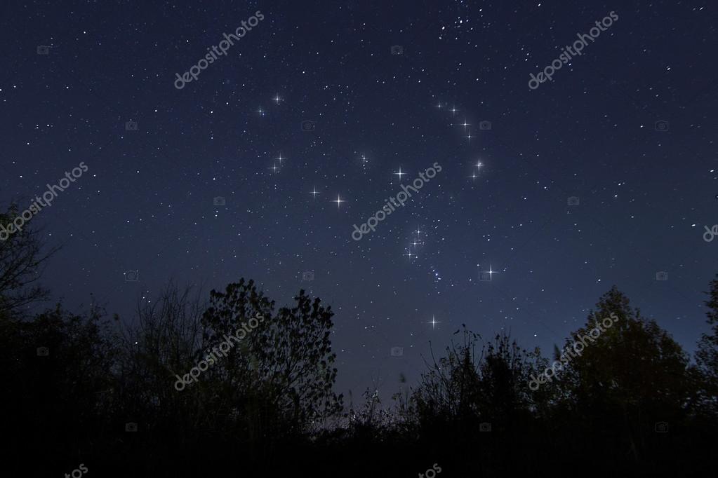 Constelación de Orión en el cielo nocturno real, El Cazador: fotografía