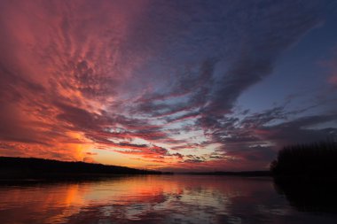 Dramatik günbatımı gökyüzü yansıma