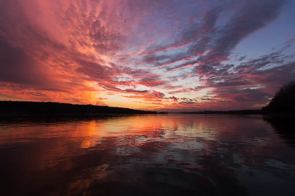 Reflexão dramática do céu por do sol — Fotografia de Stock