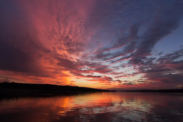 Coucher de soleil dramatique reflet du ciel — Photo