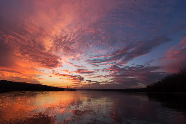 Dramatiska solnedgången sky reflektion — Stockfoto