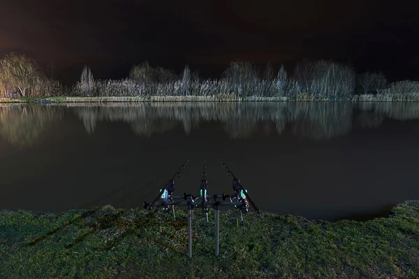 Nacht vissen, Carp staven, Close Up hengels, Nightscape reflectie op meer — Stockfoto