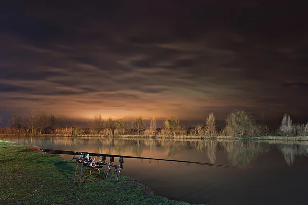 Nachtfischen, Karpfenruten, Reflexion der Wolkenlandschaft am See — Stockfoto