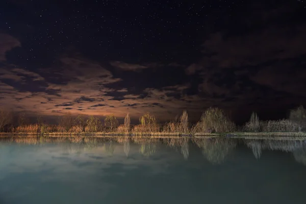 湖，湖上 Cloudscape 反射多彩夜景 — 图库照片