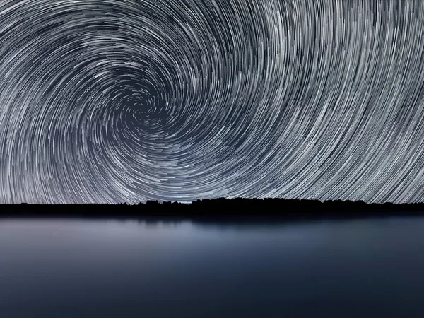 Star Trails, Beautiful Blue Night reflection — Stock Photo, Image