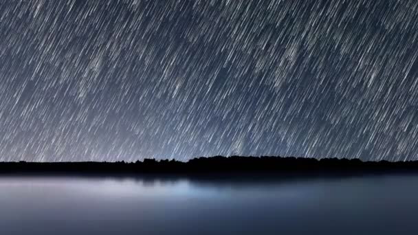 Star Trails, prachtige blauwe nacht reflectie — Stockvideo