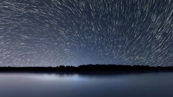 Star Trails, prachtige blauwe nacht reflectie — Stockvideo