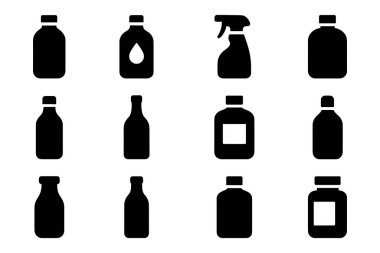 Beyaz arka planda izole edilmiş bir dizi sabun, sprey ve temizlik şişesi.