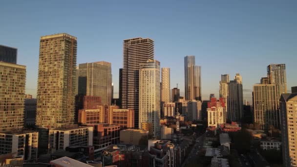 Luftaufnahme Der Städtischen Skyline Berühmten Bankenviertel Canary Wharf Bei Sonnenuntergang — Stockvideo