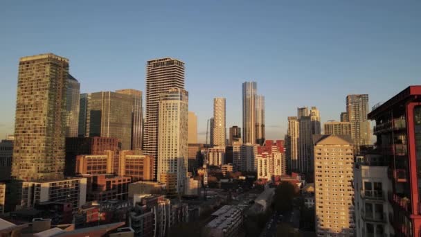 Långsam Antenn Bakåt Skott Solljus Skyskrapa Byggnader London Skyline Mot — Stockvideo