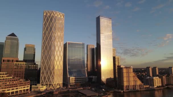 Légköri Felvétel Magasan Emelkedő Felhőkarcolókról Napnyugtakor Kék Égen Ablakok Tükörképe — Stock videók