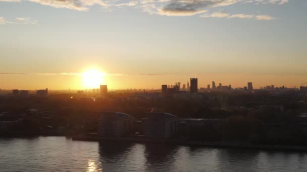 Filmaufnahmen Aus Der Luft Zeigen Die Silhouette Des Canary Wharf — Stockvideo