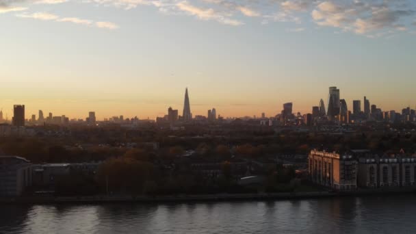 Luftaufnahme Des Doubletree Hilton Hotels Und Der Zentralen Skyline Londons — Stockvideo