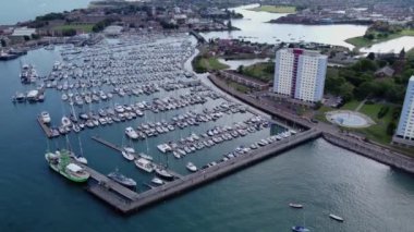 Güneydoğu İngiltere 'deki Gosport Town, Hampshire' daki Haslar Marina 'daki Gemilerin Hava Görüntüsü. 
