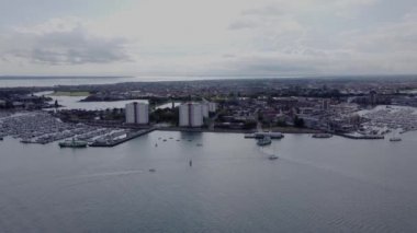 Portsmouth Limanı 'nın karşısındaki Haslar Marina' nın Gosport, İngiltere 'deki havadan görüntüsü..