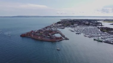 Gosport, Hampshire, İngiltere 'deki Haslar Marina yakınlarındaki hastane binasının havadan görüntüsü..