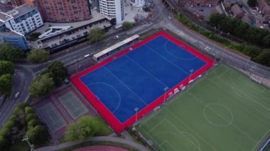 HMS Temeraire Spor Alanı 'ndaki boş futbol sahası ve hokey sahası görüntüsü Portsmouth, İngiltere.