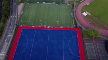 İngiltere 'nin Portsmouth şehrindeki HMS Temeraire Spor Merkezi' ndeki farklı mahkemeler. anten, ileri