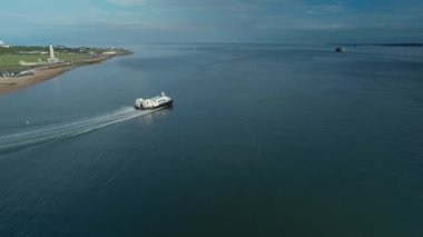Portsmouth, Birleşik Krallık 'ta Portsmouth Donanma Anıtı' yla Okyanus 'un Sakin Suyu' nda Hovercraft seferi. - Anten, yaklaş.