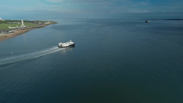 イギリスのポーツマスで遠くにポーツマス海軍記念碑と海の穏やかな水でホバークラフト旅行 — ストック動画