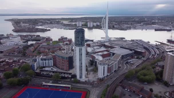Widok Lotu Ptaka Wysokie Budynki Konstrukcje Nabrzeżu Gunwharf Portsmouth Anglia — Wideo stockowe