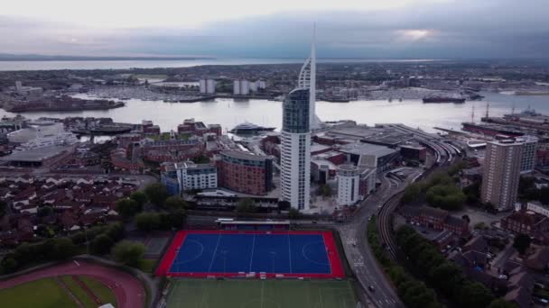 Portsmouth Landskap Med Moderna Byggnader Och Berömda Spinnaker Tower Storbritannien — Stockvideo