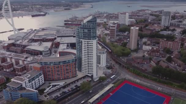 Lakó Kereskedelmi Épületek Gunwharf Rakparton Portsmouth Kikötőjében Angliában Légi Keringési — Stock videók